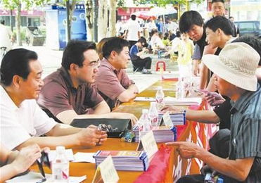 加强律师队伍建设，以专业社会经济咨询服务驱动经济社会跨越式发展